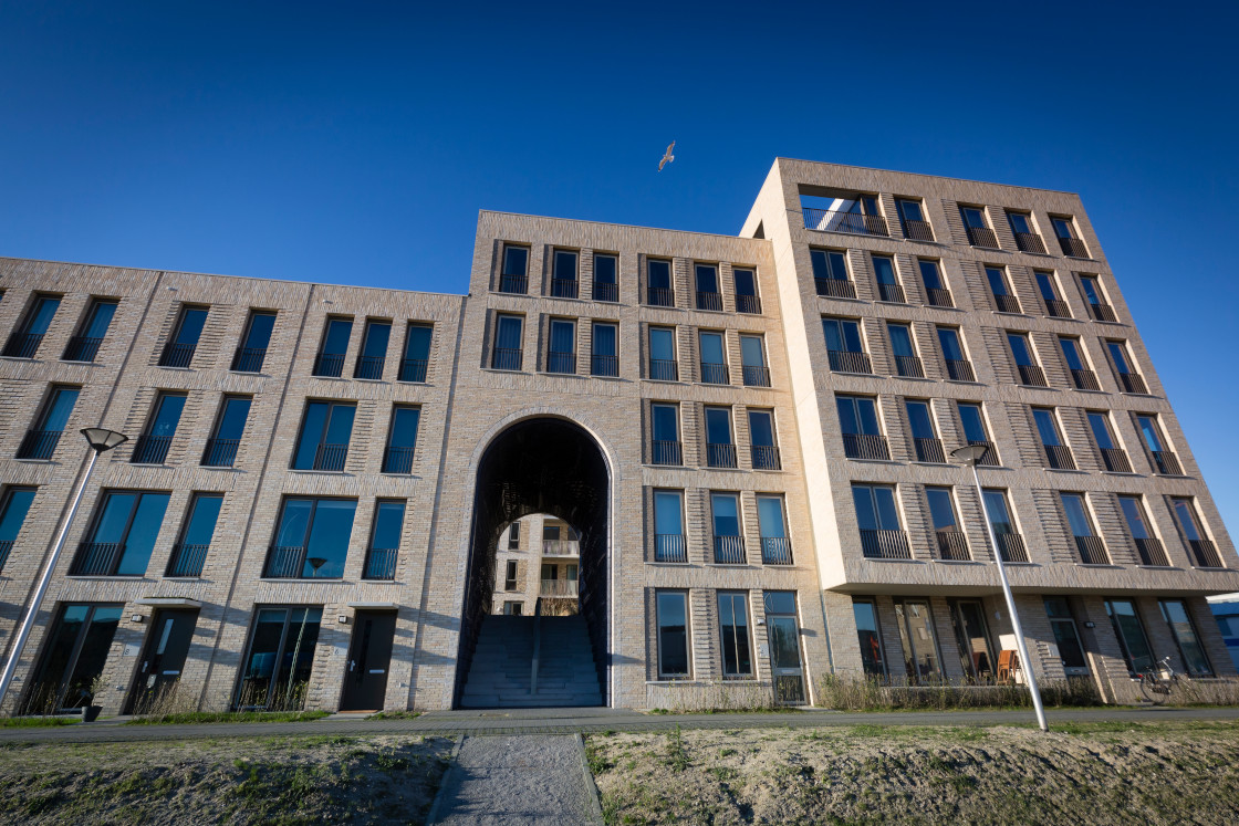 Woonblok Poortmeesters met het pad naar de poort