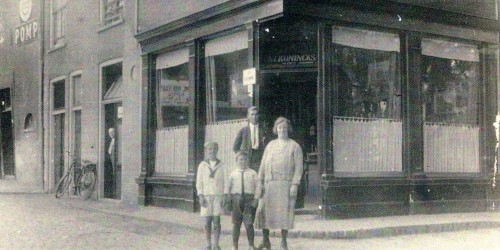 Café Konincks met de familie Konincks ervoor. Op deze plek zit nu Café De Oude Jan.