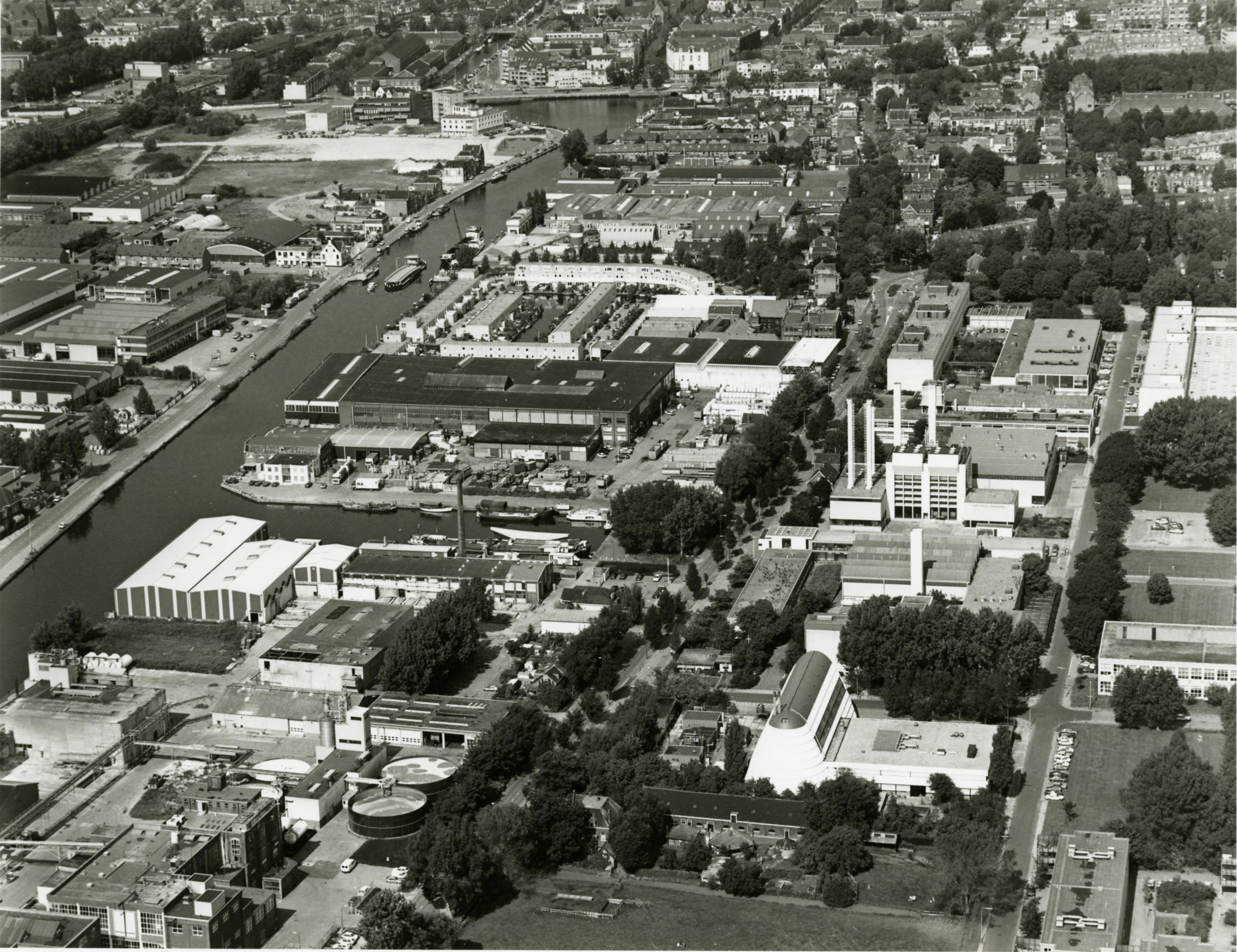 Luchtfoto van bedrijven aan de Schieoevers uit de jaren 50.
