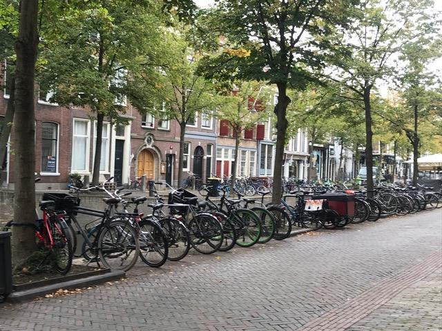 De kade langs de gracht van de Oude Delft, volgeparkeerd met fietsen.