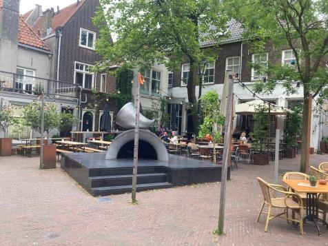 Nieuwe situatie op het Heilige Geest Kerkhof na handhaving van de gemeente. De overkapping is verwijderd, wat een veel opener beeld geeft.