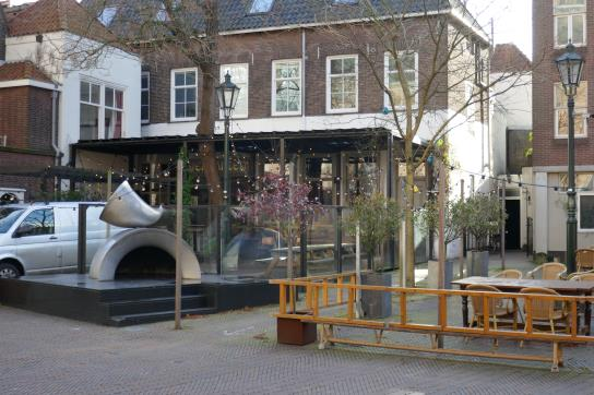 De oude situatie op de Heilige Geest Kerkhof, met de overkapping boven het terras.
