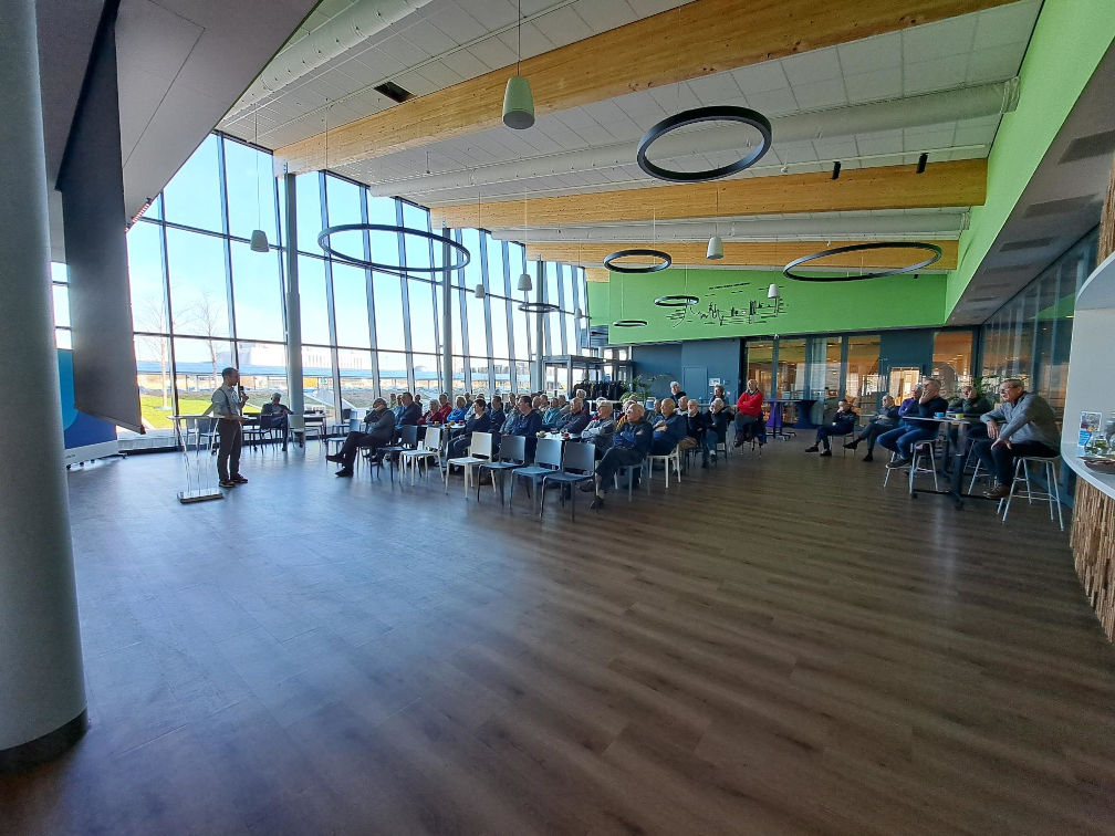 Deelnemers aan de excursie bij Deltares zitten in een zaal.