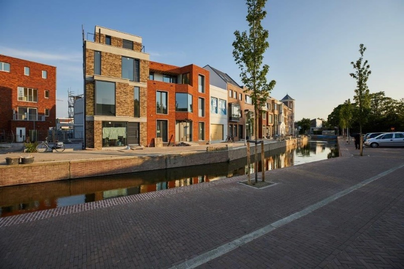 Een rij huizen langs het water in de Coendersbuurt in Delft.