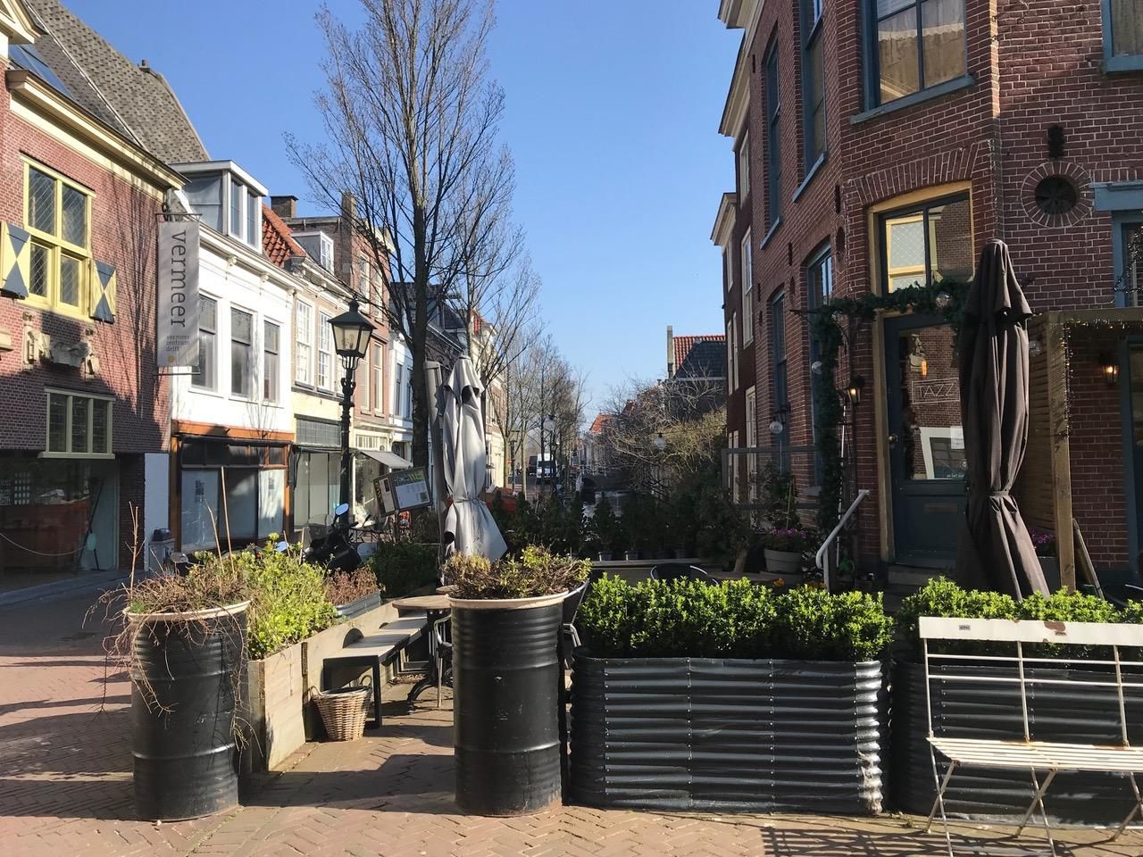 Terrasmeubilair in de Delftse Binnenstad.