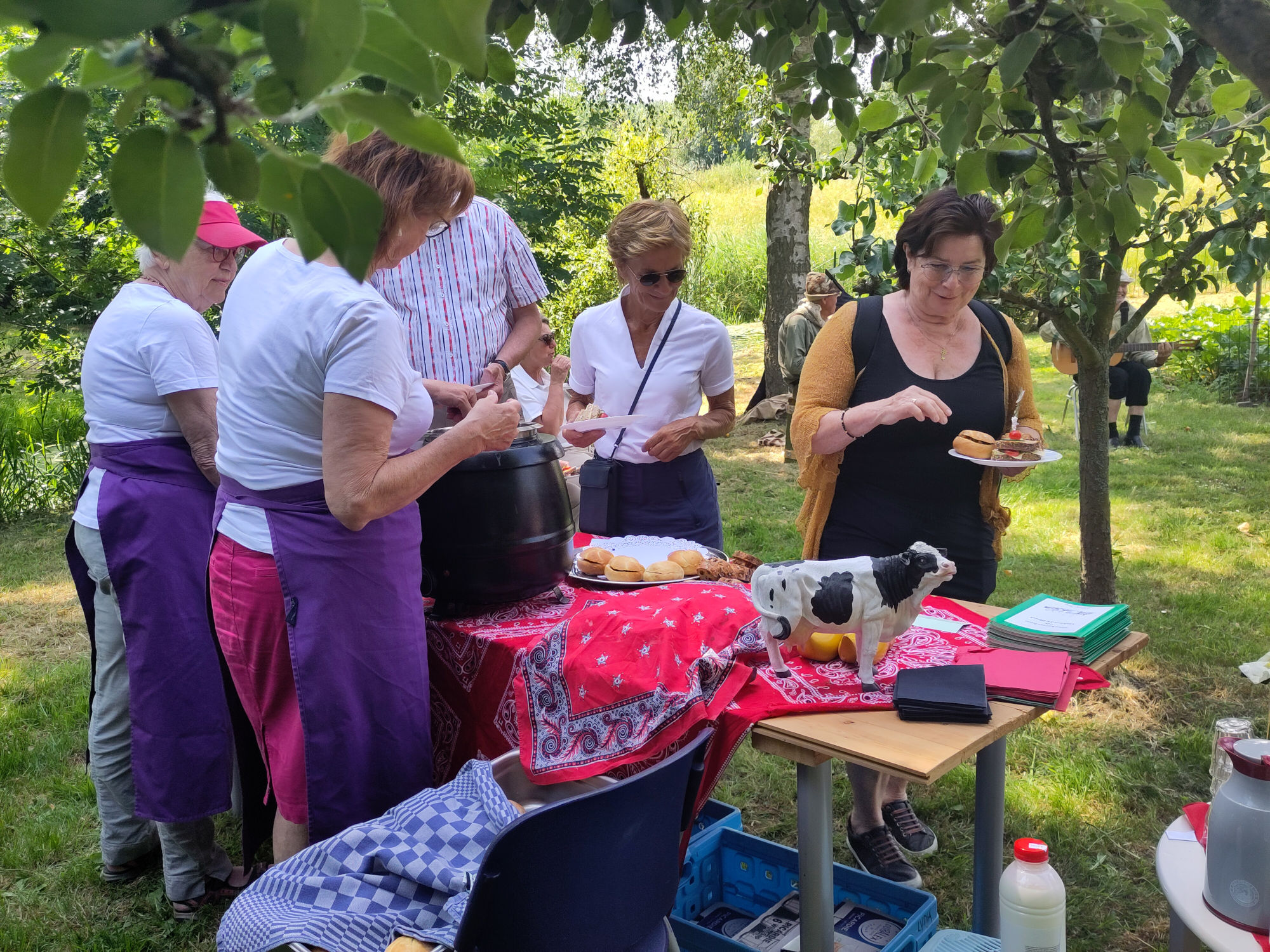 Een gezellige lunch in de tuin van De Zonnehoeve.