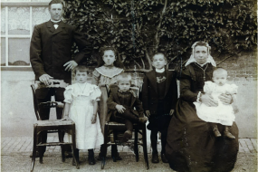 Een oude foto van de Familie Gabriel, bewoners van Hoeve Nooit Gedacht.